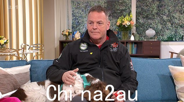 47 岁的猫,在观看了已故的狗 Max 的视频后,在向嘉宾 Kerry Irving 进行介绍时,很难说清楚自己的话