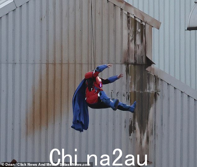 然而,保罗似乎无法发挥他的超能力,因为他在半空中努力摆出戏剧性的姿势