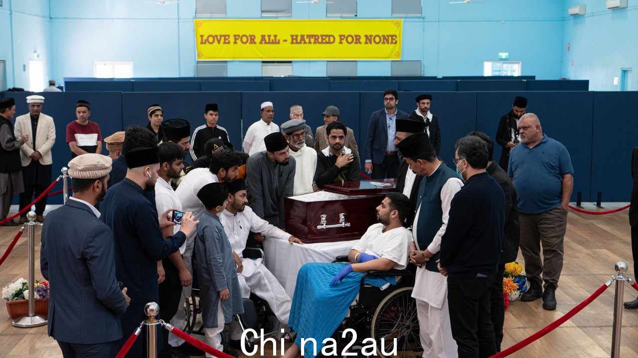 穆罕默德·塔哈 (Muhammad Taha) 坐在轮椅上与已故同事法拉兹 (Faraz) 合影塔希尔的葬礼在马斯登公园的拜图尔胡达清真寺举行。图片:NCA NewsWire/Flavio Brancaleone