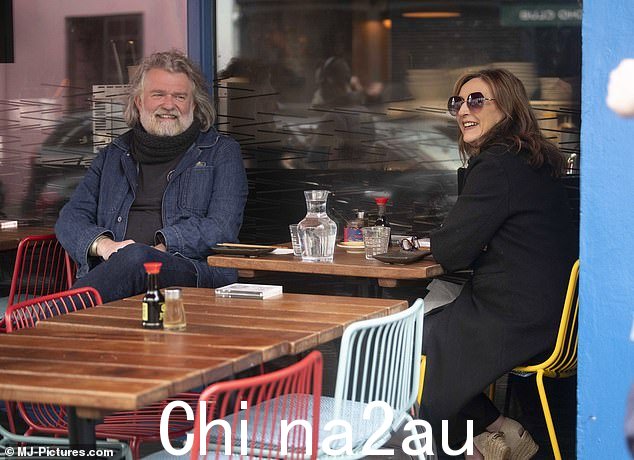 他们在一家受欢迎的餐馆和私人会员地点 The Groucho Club 享用了一顿宁静的午餐