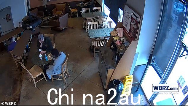此时,一个名叫凯尔文的小男孩看到马特站在角落里,他以为他无家可归,并给了他一美元——这是他口袋里所有的钱。事实上,马特并不是无家可归。 ,并提出请 Kelvin 和他的父亲吃早餐