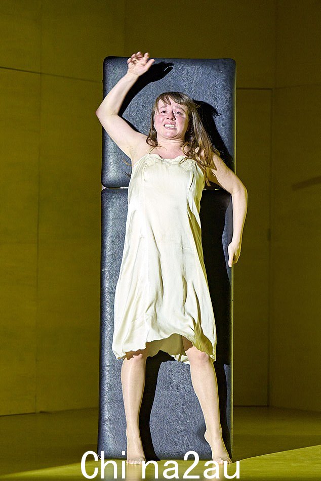 Machinal,根据凶手露丝·斯奈德 (Ruth Snyder) 的描述,像虎钳一样抓握,这主要归功于罗西·希伊 (Rosie Sheehy),她扮演的卑微办公室职员被她的淫荡老板纠缠,非常棒