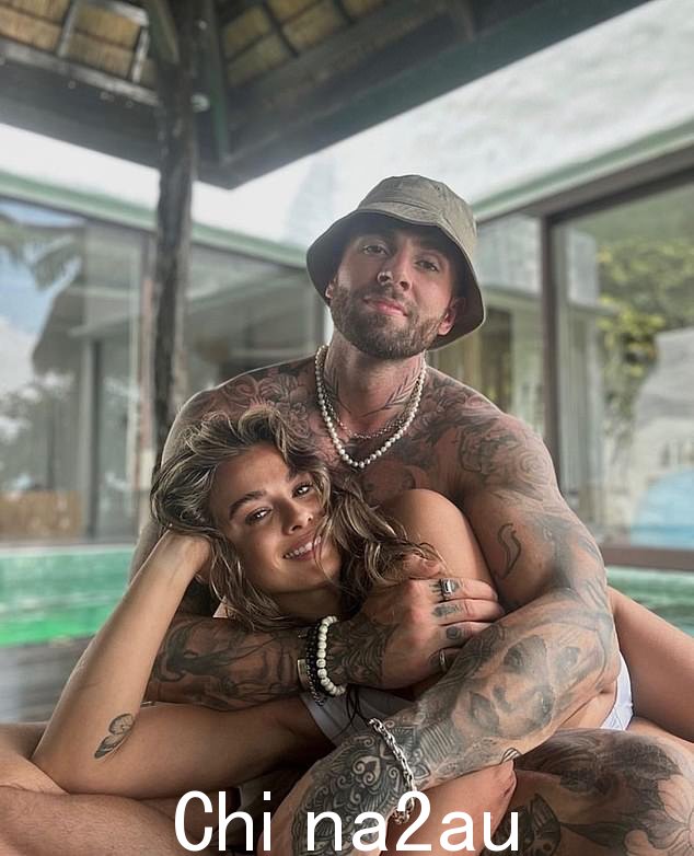 Connor Humpage,一位纹身艺术家,与他的未婚妻 Chloe Rogers,一位室内设计师