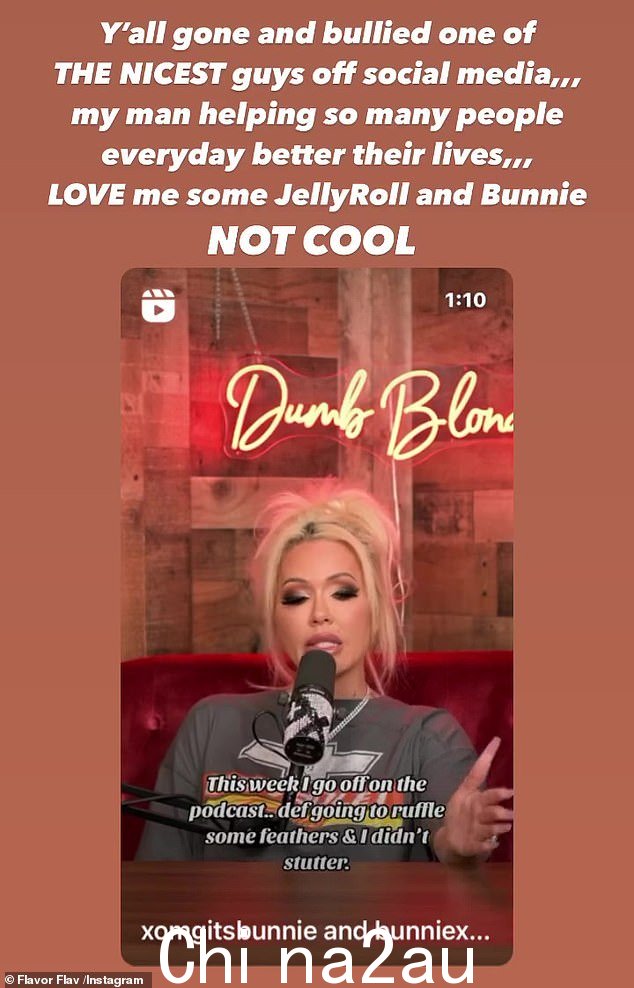 Bunnie 将播客片段分享到 Instagram 后,Flav 评论道:“你加油 Bunny!支持你的男人。FLAVOR FLAV'