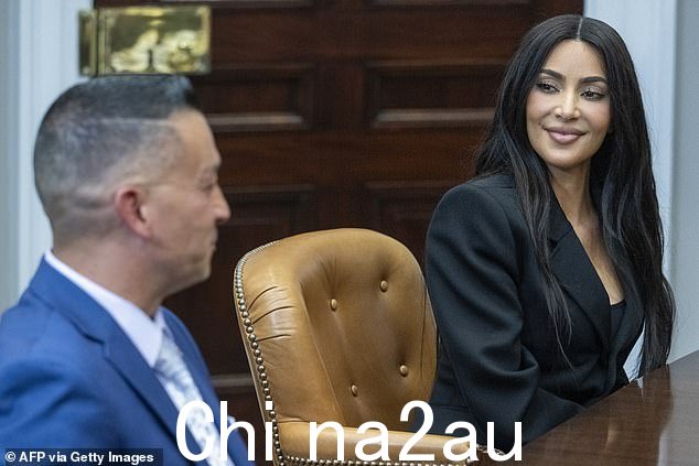 真人秀明星金·卡戴珊 (Kim Kardashian) 微笑着聆听周四与最近被乔·拜登总统赦免的四人的讨论