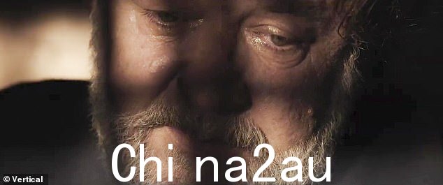 预告片以克洛忏悔开始,他说:‘原谅我,神父,因为我犯了罪,这是一份工作,是在别人的悲剧之后来到我身边的。’