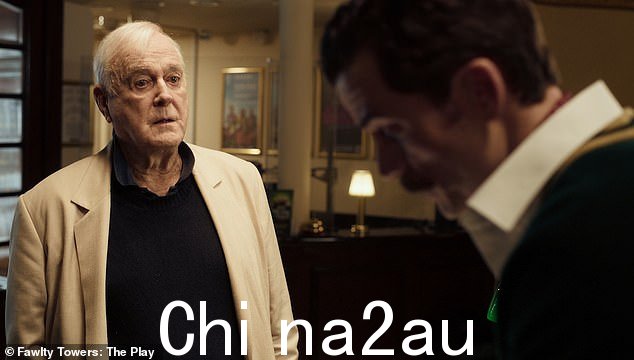 在谈到这部剧时,John 说道:“第一次将 Fawlty Towers 带到伦敦西区真是令人兴奋——距离这部剧于 1974 年 12 月首次录制已经过去了近 50 年”