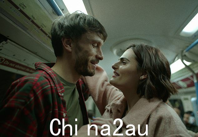 Nava 在剧中扮演理查德的恋人,他的原型是他现实生活中未透露姓名的跨性别前伴侣