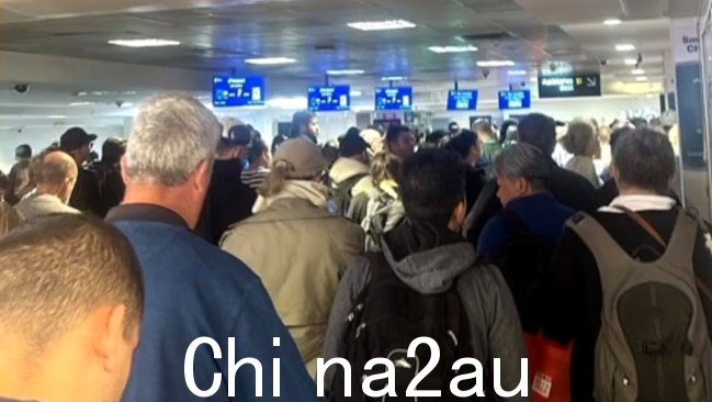 数千名国际旅客被阻止进入墨尔本机场由于大门的技术问题,周六早上。图片:提供。