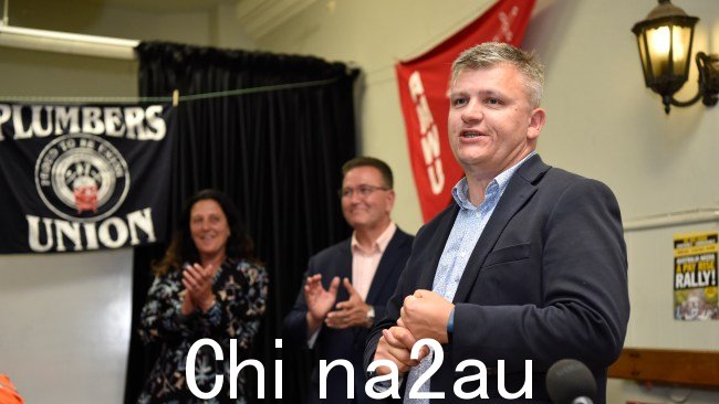 维多利亚州州长杰辛塔·艾伦 (Jacinta Allan) 要求工党议员达伦·奇斯曼 (Darren Cheeseman) 辞职,因为他被指控对工作人员有“持续和不当行为”。图片:Alan Barber
