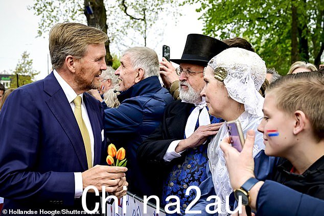 昨天,马克西玛王后参加了霍夫多普举行的国王运动会 - 在那里她受到了孩子们的欢迎
