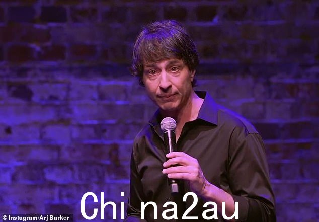 Arj Barker(如图)已解决了 b当他自愤怒以来第一次重返舞台时,他周围的愤怒将一名正在哺乳的妇女从他的喜剧表演中赶了出来