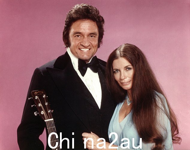 两位妈妈都以已故乡村歌手兼作曲家约翰尼·卡什 (Johnny Cash) 和琼·卡特 (June Carter) 的名字为孩子命名,他们从 1968 年结婚直至 2003 年去世
