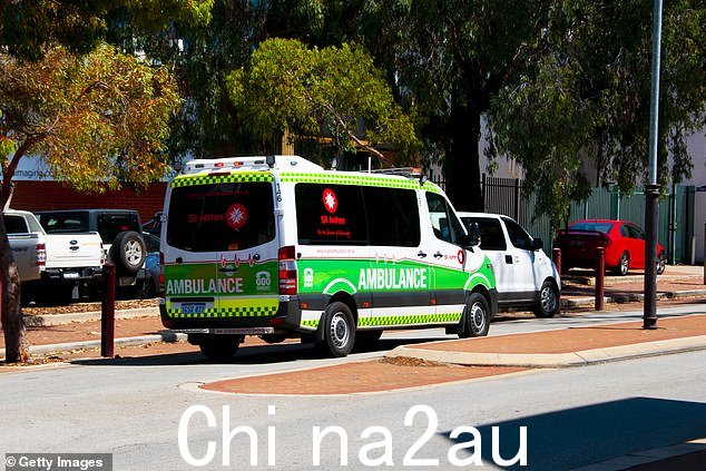 包括工作人员和顾客在内的十人被圣约翰救护车送往诺瑟姆地区医院 - 七名妇女、两名十几岁的女孩和一名男子(库存图片)