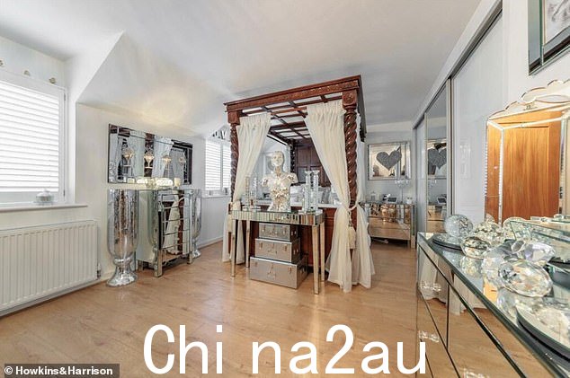 引起激烈评论的产品包括背面带有门环的餐椅;一个由镜面马赛克制成的裸体女人(上图)和一个巨大的雄鹿香槟架