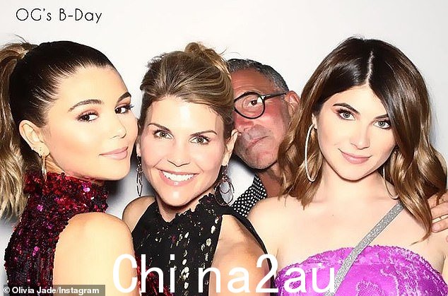 自 Varsity Blues 大学招生破裂并彻底改变 Lori Loughlin 的生活以来已经五年了,照片中她与女儿 Olivia Jade 和 Isabella Rose 以及丈夫 Mossimo