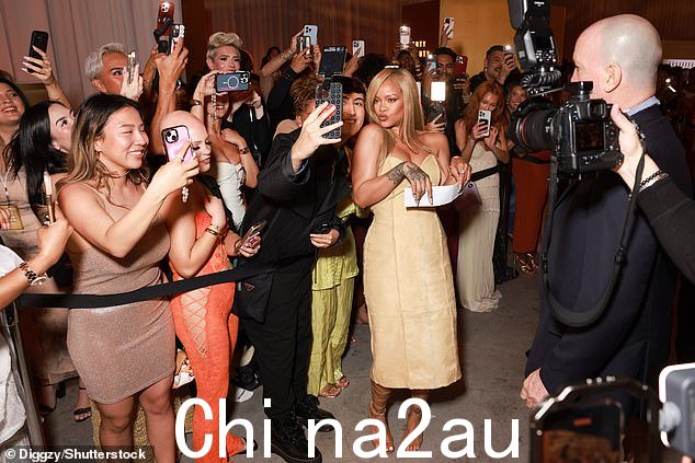 当蕾哈娜 (Rihanna) 出柜时,粉丝和媒体都疯狂了,她摆出了一张亲吻脸的自拍照