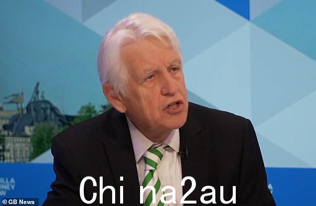 欧文说:'如果你坐在那把椅子上,数以百万计的人和更多人在看着你、听你讲话,你只想完成工作'