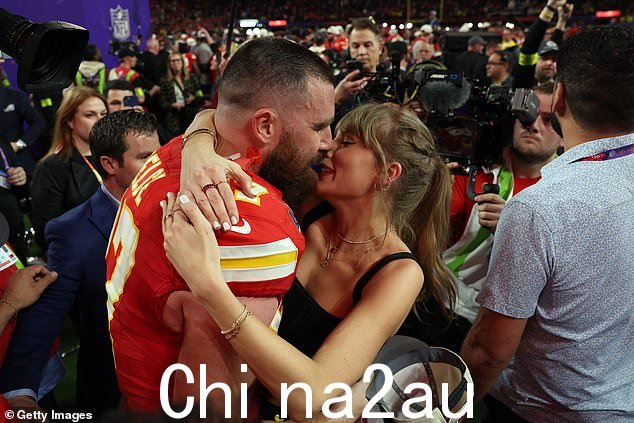 据报道,特拉维斯·凯尔斯和帕特里克·马霍姆斯在拉斯维加斯与泰勒·斯威夫特和布列塔尼·马霍姆斯一起喝酒