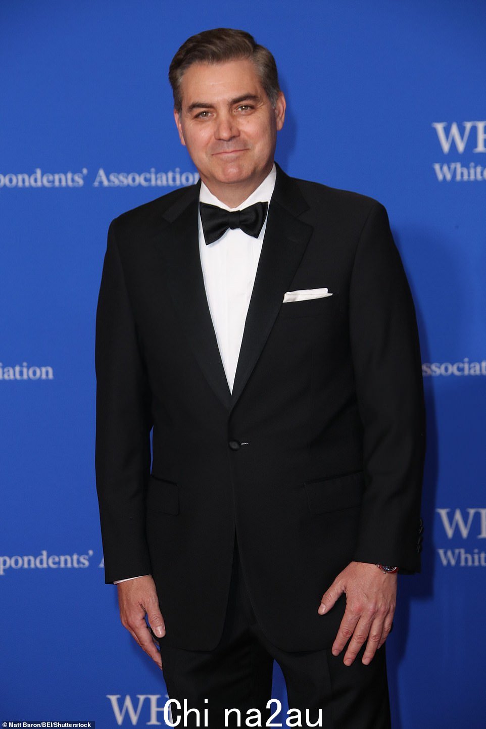 吉姆·阿科斯塔 (Jim Acosta) 身穿黑色西装,搭配白色衬衫、黑色领结,白色手帕放在西装外套的左口袋中