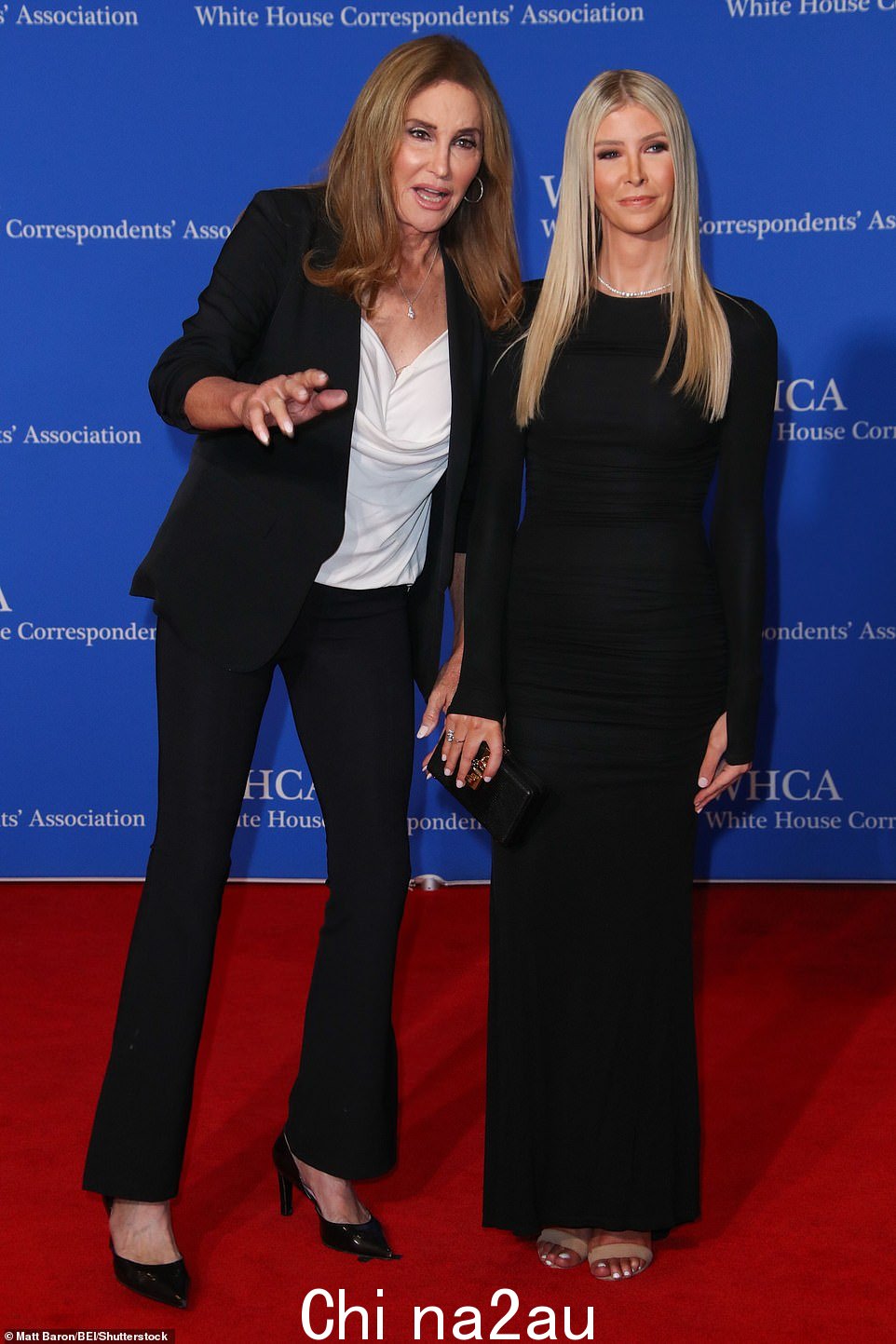 Caitlyn 与 Sophia Hutchins 一起加入,她穿着紧身黑色褶皱 d 连衣裙穿上一双裸色高跟鞋