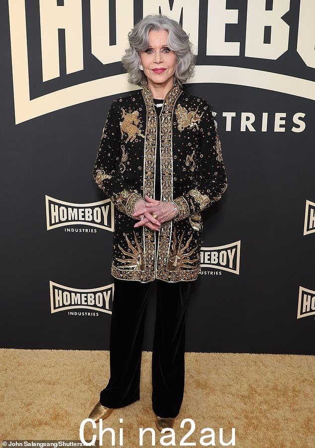 Jane Fonda 周六晚在洛杉矶举行的 Homeboy Industries 2024 年 Lo Maximo 颁奖典礼上展示了她永恒的美丽