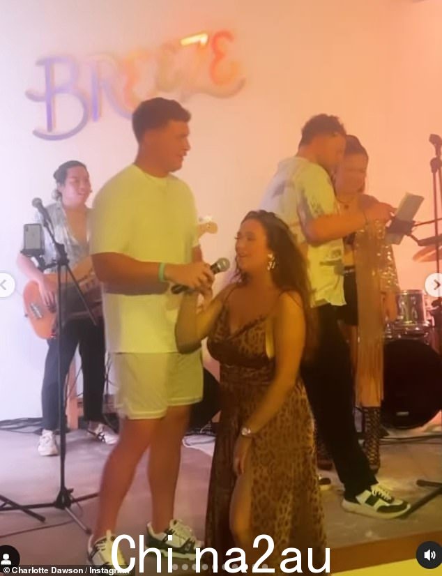 这对夫妇在马尔代夫度假时向观众高唱《Take That classic Back for Good》