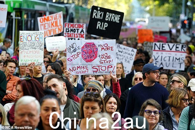 如图,抗议者在“不再!”期间团结游行墨尔本全国反暴力集会