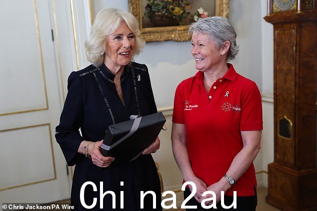 卡米拉欢迎船长特雷西·爱德华兹 MBE和她的全女性船员来到克拉伦斯宫