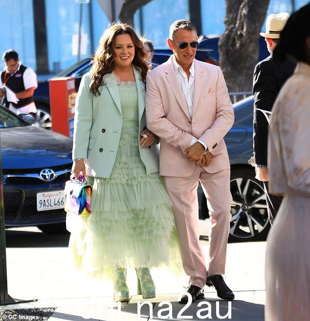Shankman 穿着淡紫色西装、白色衬衫和黑色乐福鞋,看起来很精致