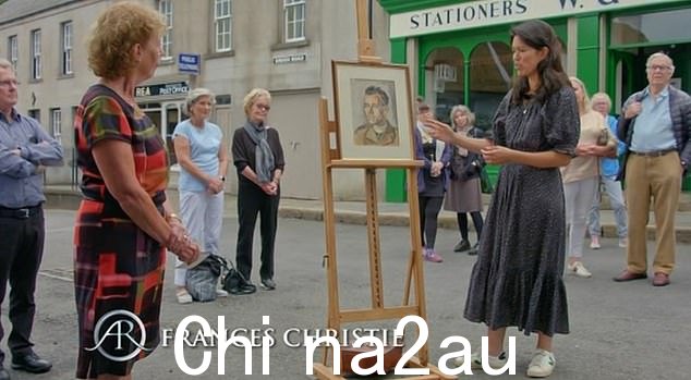 客人解释了她与这幅画的主题的联系,并说:“画中人是我的叔叔,丹·卡明斯神父。他是救赎主会牧师'