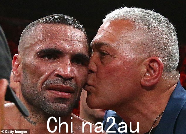 Anthony Mundine 在 2014 年获胜后与 Mick Gatto 一起庆祝。 Gatto 本人曾是一名重量级拳击手