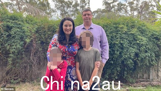 今年早些时候,雷诺兹先生预订了一次去黄金海岸的家庭旅行,但当他们到达墨尔本机场办理登机手续时,澳洲航空工作人员表示他们找不到预订
