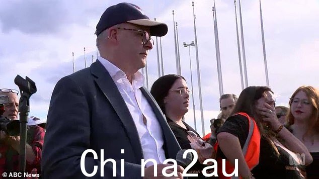 安东尼·艾博尼斯在反对性别暴力的妇女游行中发表演讲 - 组织者莎拉·威廉姆斯明显感到不安(右)