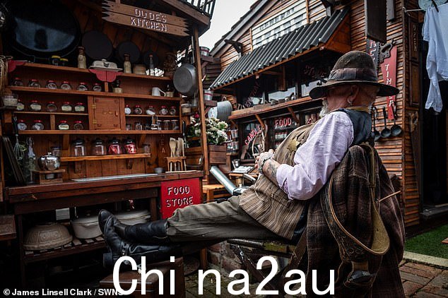 虽然他现在的邻居不介意他的痴迷爱好,但斯马特先生说以前的邻居并不总是那么支持