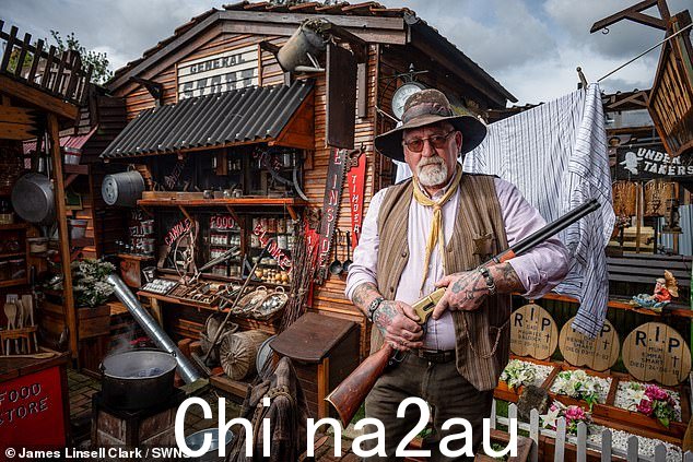 尽管声称自己不是木匠,但四个孩子的父亲斯玛特先生在他的花园里手工制作了所有令人信服的狂野西部建筑