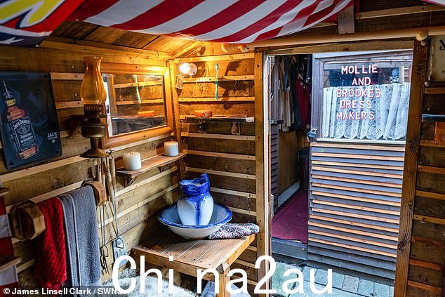 聪明先生开始了通过建造‘小建筑’和酒吧,但他的牧场很快就扩大了” class=