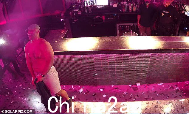 周日早上 4.30 接到保安人员的电话后,警察赶到岛上首府帕尔马一家名为 Epic 的酒吧,比利不得不被电击两次