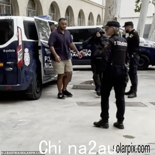 这位英格兰国脚在马略卡岛一家酒吧发生事件后被捕,警方用泰瑟枪对他进行了两次电击——图片显示他抵达帕尔马法庭