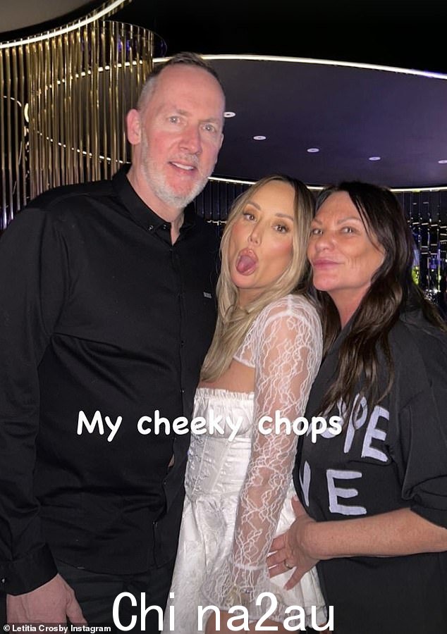 客人中有夏洛特的母亲莱蒂特ia和她Geordie Shore 联合主演,Holly Hagan、Sophie Kasaei 和 James Tindale(如图所示的 Letitia 和 Charlotte)