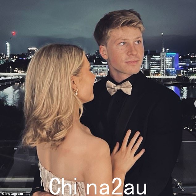 Robert 的有趣剪辑是在二月份宣布与女友 Rorie Buckey 分手后发布的,令人震惊