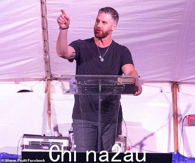 信仰领袖谢恩·普鲁特 (Shane Pruitt) 在 Facebook 上发表题为“歌词很重要”的帖子,对斯威夫特的折磨诗人部门提出质疑
