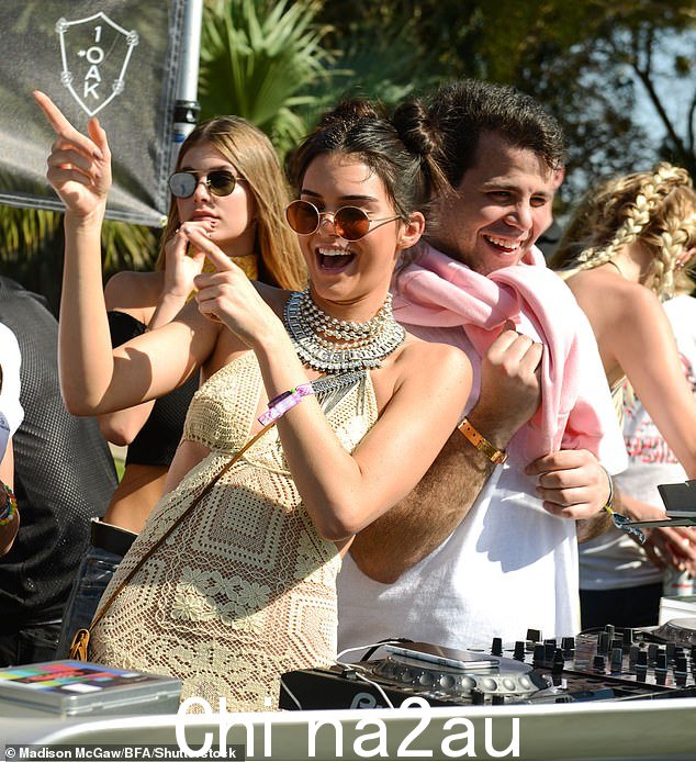 早在 2016 年,Kendall 在 Coachella 音乐节期间轮流担任 DJ