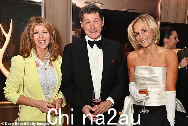 她穿着尖头白色皮靴完成了这一造型,并在与艾米丽和广播员乔恩·索佩尔合影时将浅色的头发吹干,并与艾米丽和广播员乔恩·索佩尔合影