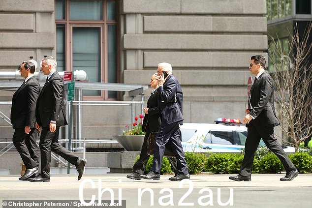 德尼罗拍摄了一段镜头,其中他在纽约外出打电话时被特勤局特工包围