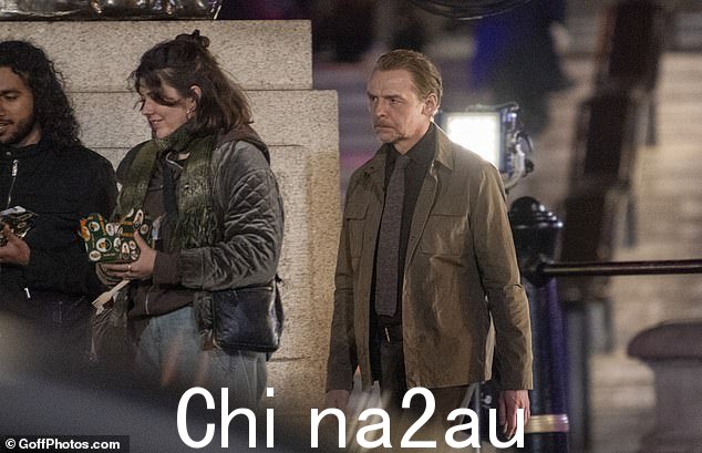 演员在整个拍摄过程中保持着极其严肃的态度