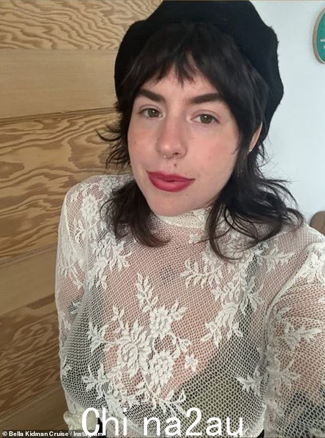 但是,女儿贝拉有人看到她喜欢她母亲在重要夜晚之前发布的有关该奖项的 Instagram 帖子