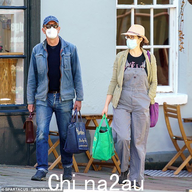 凯文·麦克劳德 (Kevin McCloud) 很少与他的第三任妻子珍妮·琼斯 (Jenny Jones) 一起出现在公共场合,但他们于 2021 年 6 月(上图)在“西部乡村”班级的一个未公开地点被拍到在一起=