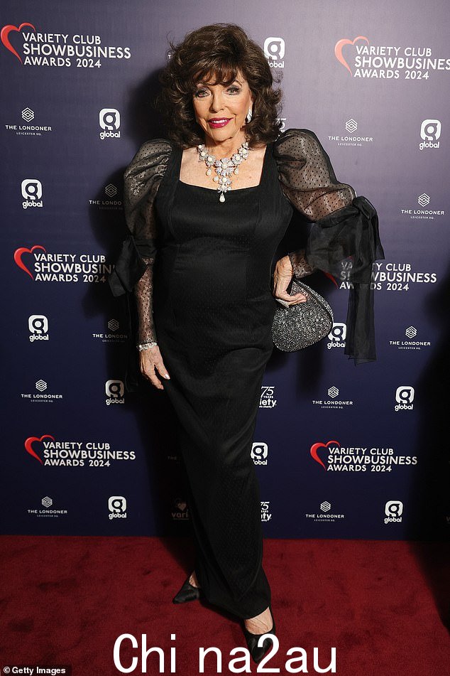 琼·柯林斯 (Joan Collins),90 岁,穿着泡泡袖黑色连衣裙,看起来非常迷人