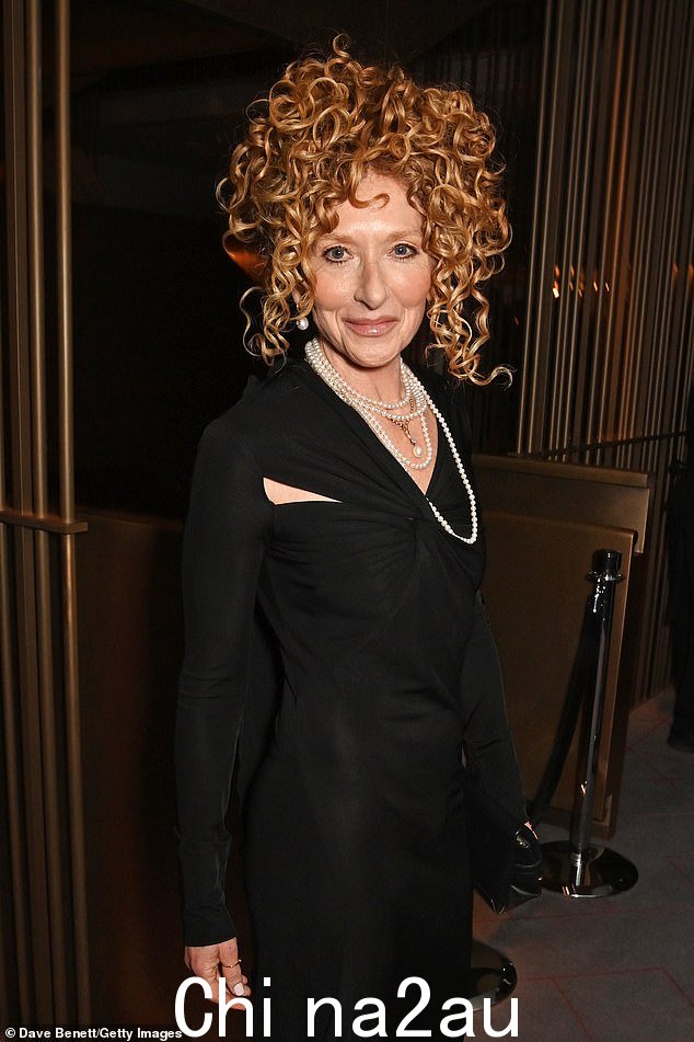 Kelly Hoppen 身穿别致的长袖十字礼服